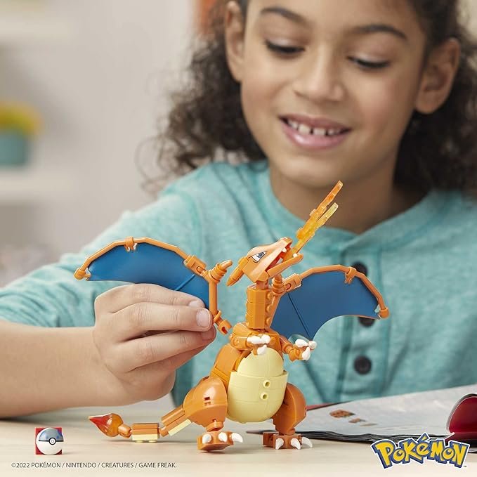 Jugando con el set Mega Construx Charizard